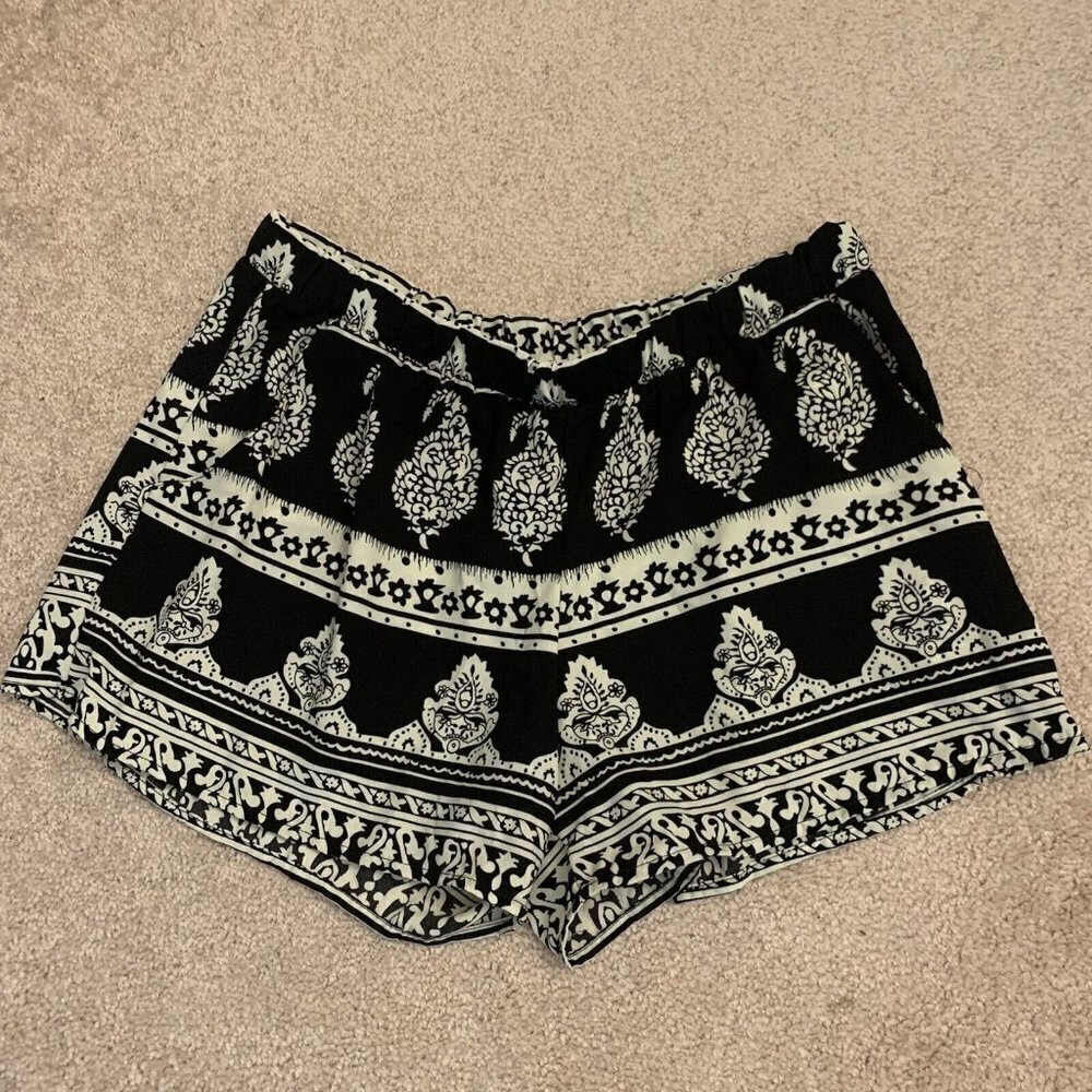 Mine. Sz Large. Elastic waist 30-34". Rayon. Pockets. USA. Border print. B44.